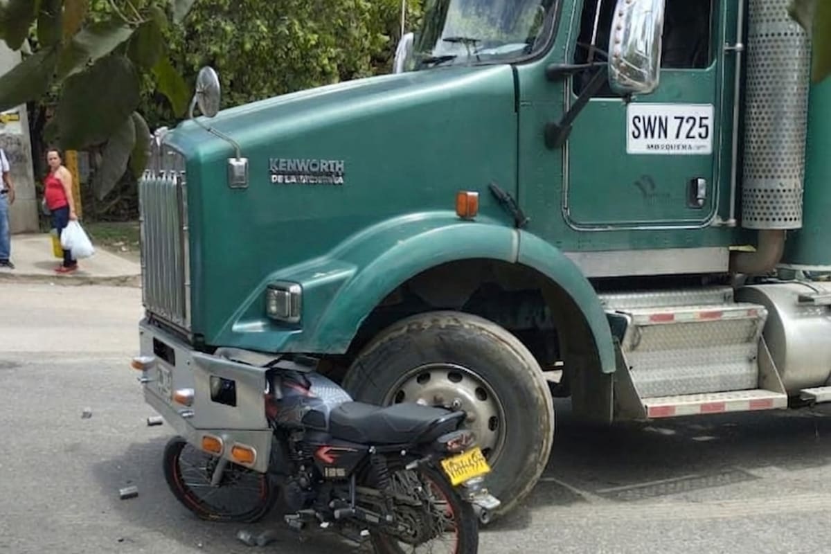 La motocicleta quedó incrustada en la estructura lateral de la tractomula tras el fuerte accidente registrado en Chimitá, Girón.