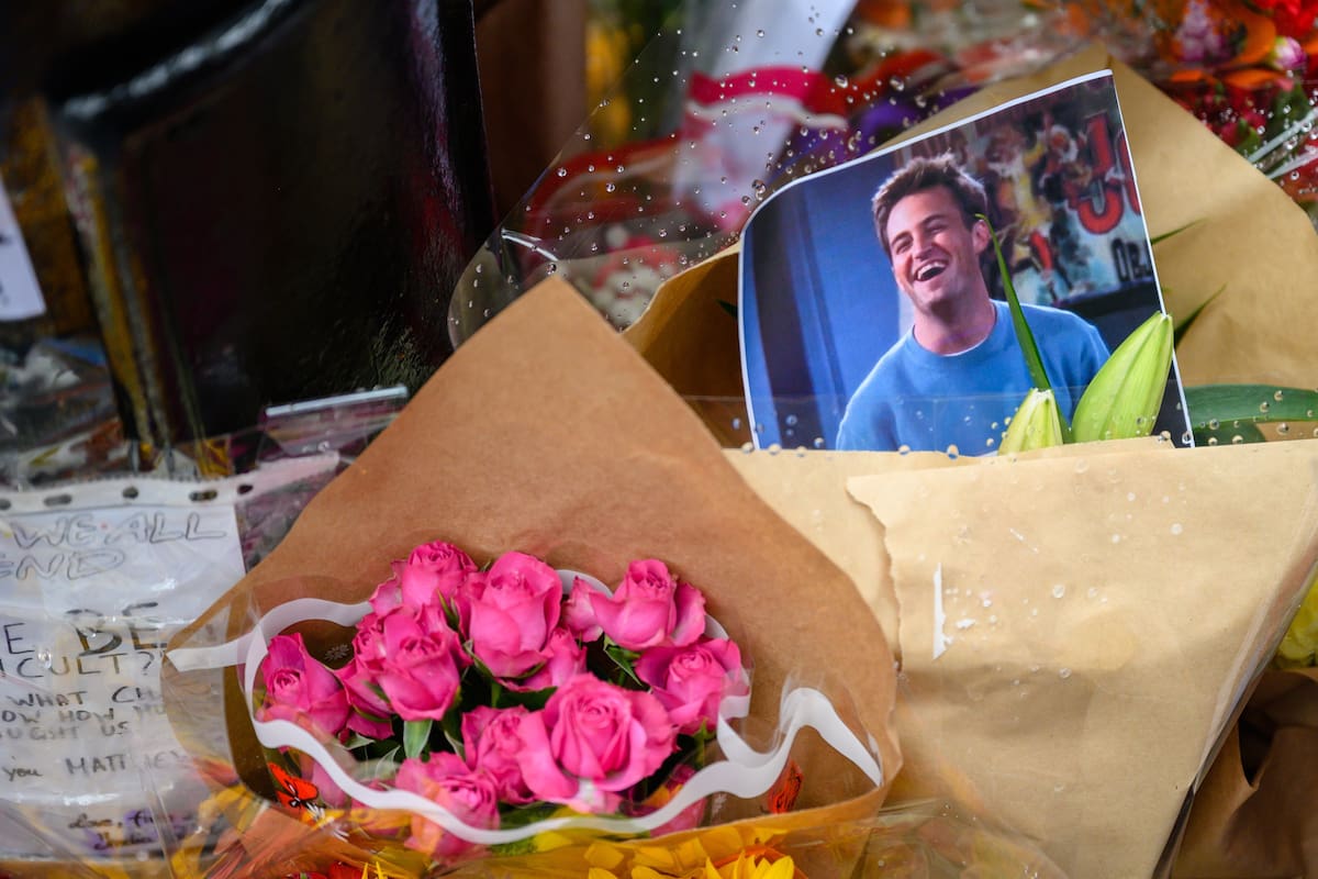 Imagen de archivo de una ofrenda floral al actor Matthew Perry. EFE/EPA/Tamas Vasvari HUNGARY OUT