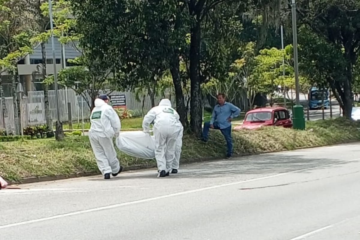 La mujer intentó cruzar la vía tras bajarse de una buseta y fue arrollada por una camioneta.
Fotografía: Suministrada Kesedice/VANGUARDIA.