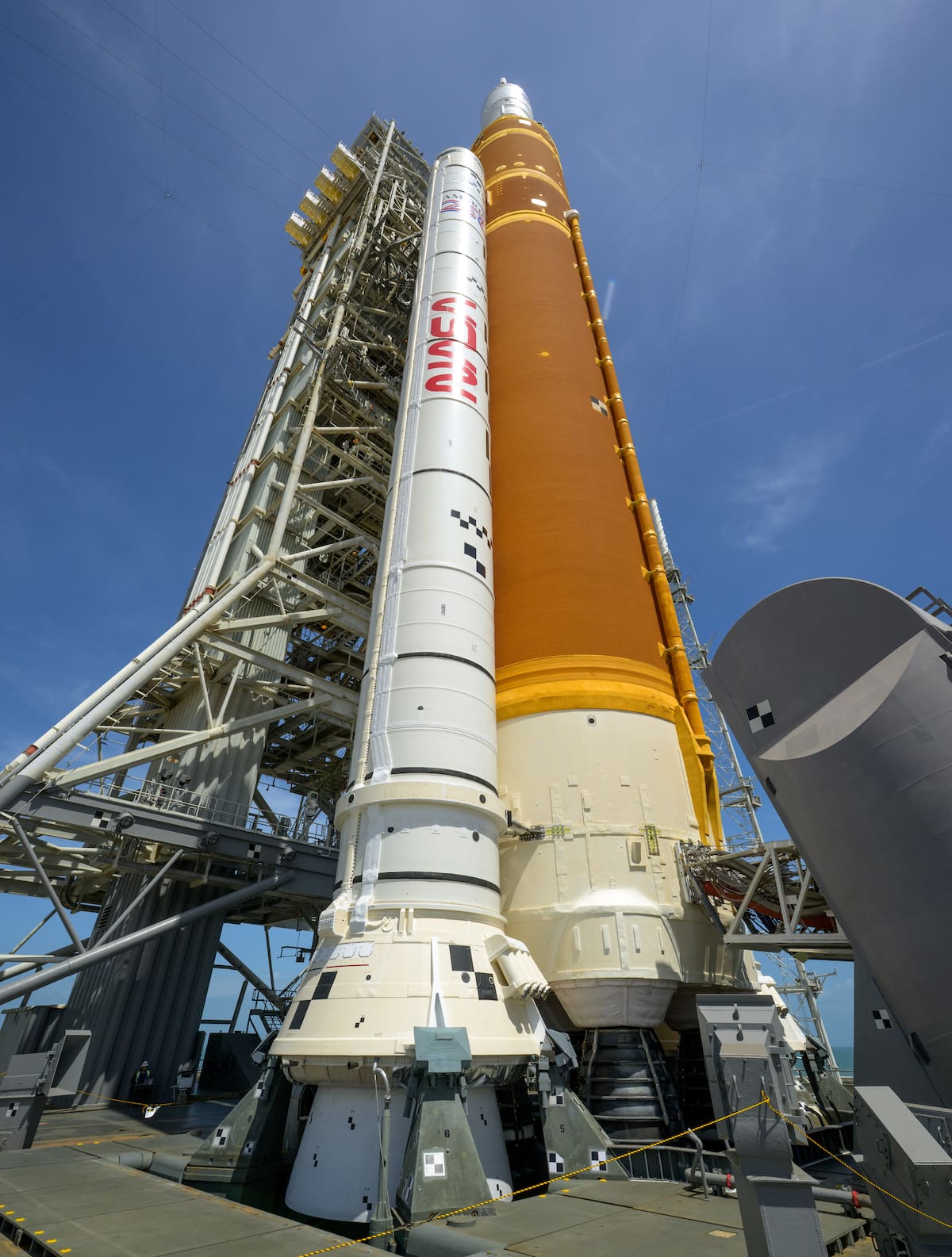 Fotografía cedida por la NASA donde se muestra el cohete del Sistema de Lanzamiento Espacial (SLS) y la nave espacial Orion de la misión Artemis II. // Foto: EFE - NASA.