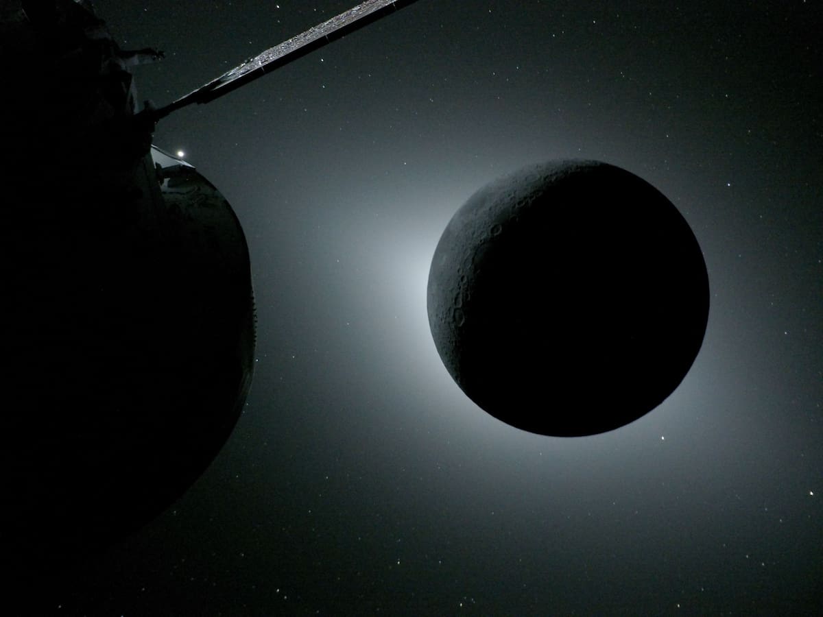 Fotografía cedida por la NASA de una instantánea capturada por la tripulación de la misión Artemis II este lunes, que muestra la Luna iluminada a contraluz por el Sol durante un eclipse solar. EFE/ NASA