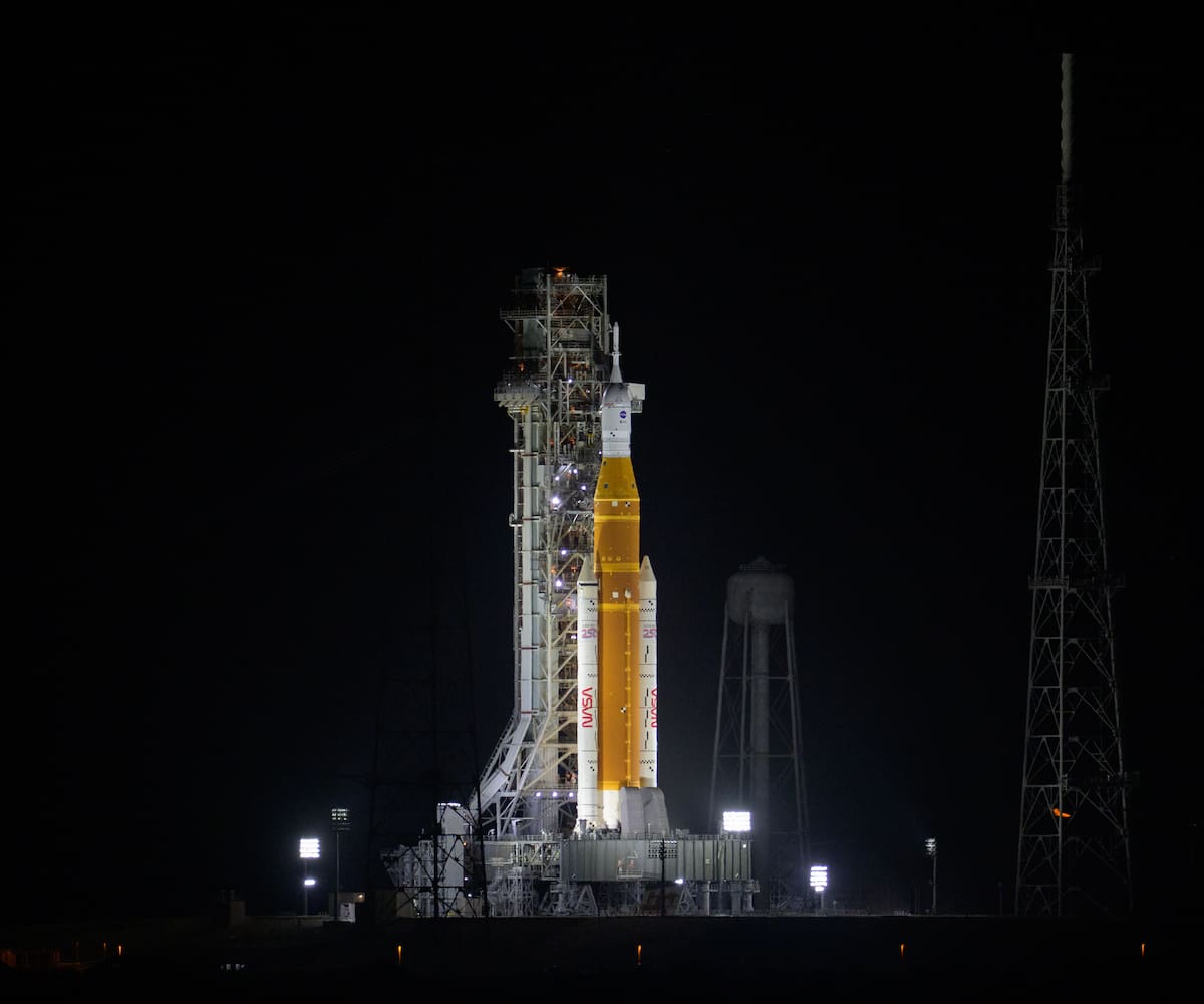 Fotografía cedida por la NASA donde se muestra el cohete del Sistema de Lanzamiento Espacial (SLS) y la nave espacial Orion de la misión Artemis II instalados este miércoles sobre una plataforma de lanzamiento móvil en el Complejo de Lanzamiento 39B del Centro Espacial Kennedy en Cabo Cañaveral, Florida (EE.UU.). La NASA retransmitirá en español el lanzamiento de la misión Artemis II a la órbita lunar, como alternativa a la emisión oficial en inglés, para que la audiencia hispanohablante pueda seguir de cerca los preparativos del despegue, que tendrá lugar desde Florida (Estados Unidos). EFE/Bill Ingalls /NASA /SOLO USO EDITORIAL /NO VENTAS /SOLO DISPONIBLE PARA ILUSTRAR LA NOTICIA QUE ACOMPAÑA /CRÉDITO OBLIGATORIO