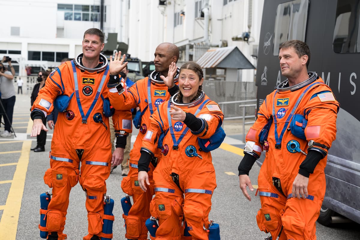 Fotografía cedida por la NASA donde aparece la tripulación de la misión Artemis II, de derecha a izquierda los astronautas de la NASA, el comandante Reid Wiseman, la especialista de misión Christina Koch, el piloto Victor Glover, y el astronauta de la Agencia Espacial Canadiense (CSA), el especialista de misión Jeremy Hansen, en el Centro Espacial Kennedy en Cabo Cañaveral, Florida (EE.UU.). EFE/Aubrey Gemignani/NASA