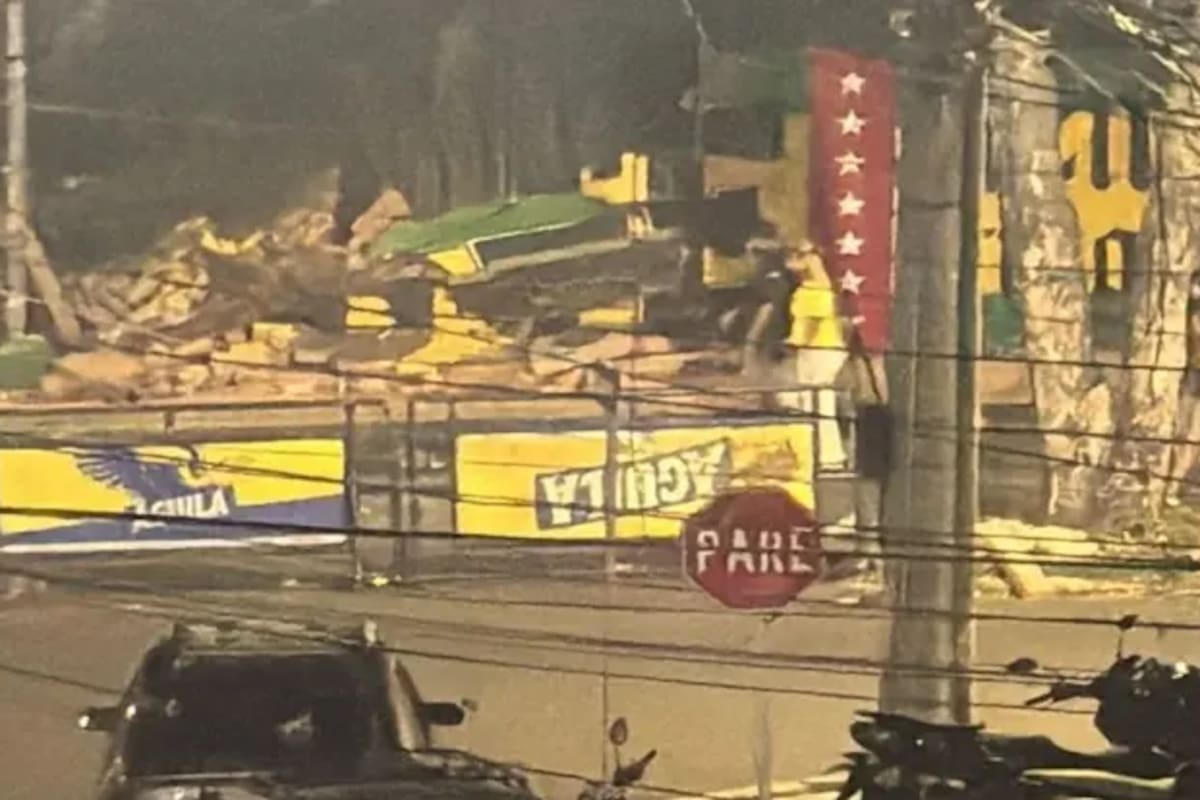 La Oficina de Gestión del Riesgo y demás autoridades investigan si el colapso obedeció a fallas estructurales o a la presión ejercida por la multitud.