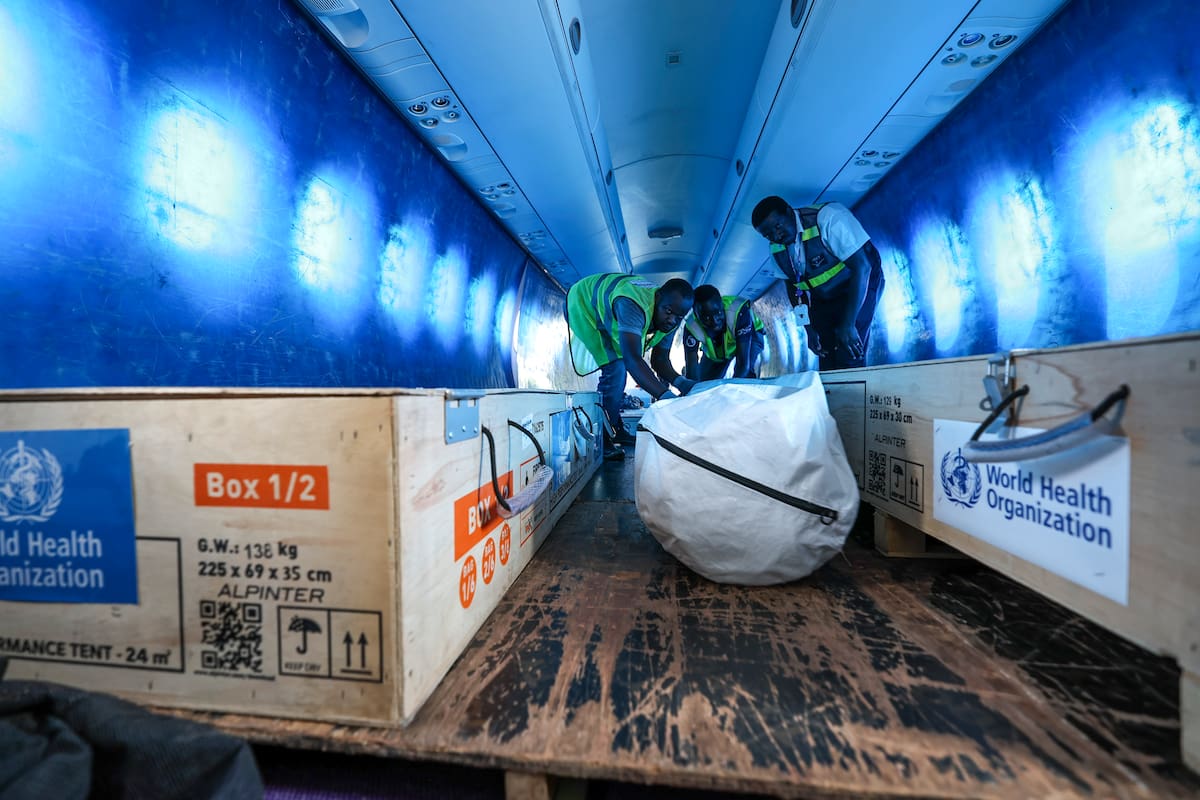 Personal de la Organización Mundial de la Salud (OMS), con la ayuda de personal de Tradewinds Aviation Services, carga suministros médicos en un avión de la Misión de Estabilización de las Naciones Unidas en la República Democrática del Congo (UNOS) en el Aeropuerto Internacional Jomo Kenyatta de Nairobi, Kenia,este miércoles.