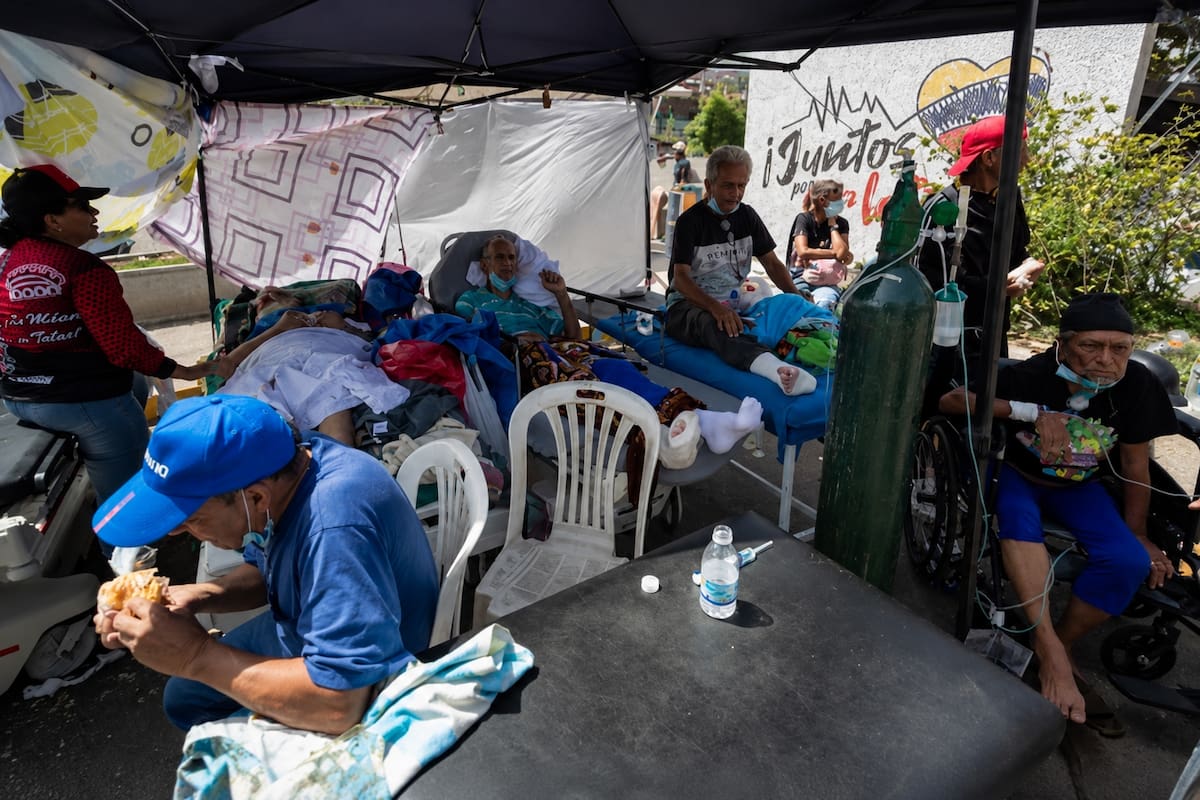 Gianluca Rampolla, coordinador residente de la ONU en Venezuela, señaló que la gravedad de la emergencia hizo necesario ubicar los hospitales de campaña en las zonas más golpeadas, para facilitar la atención médica de los afectados. Foto // EFE.