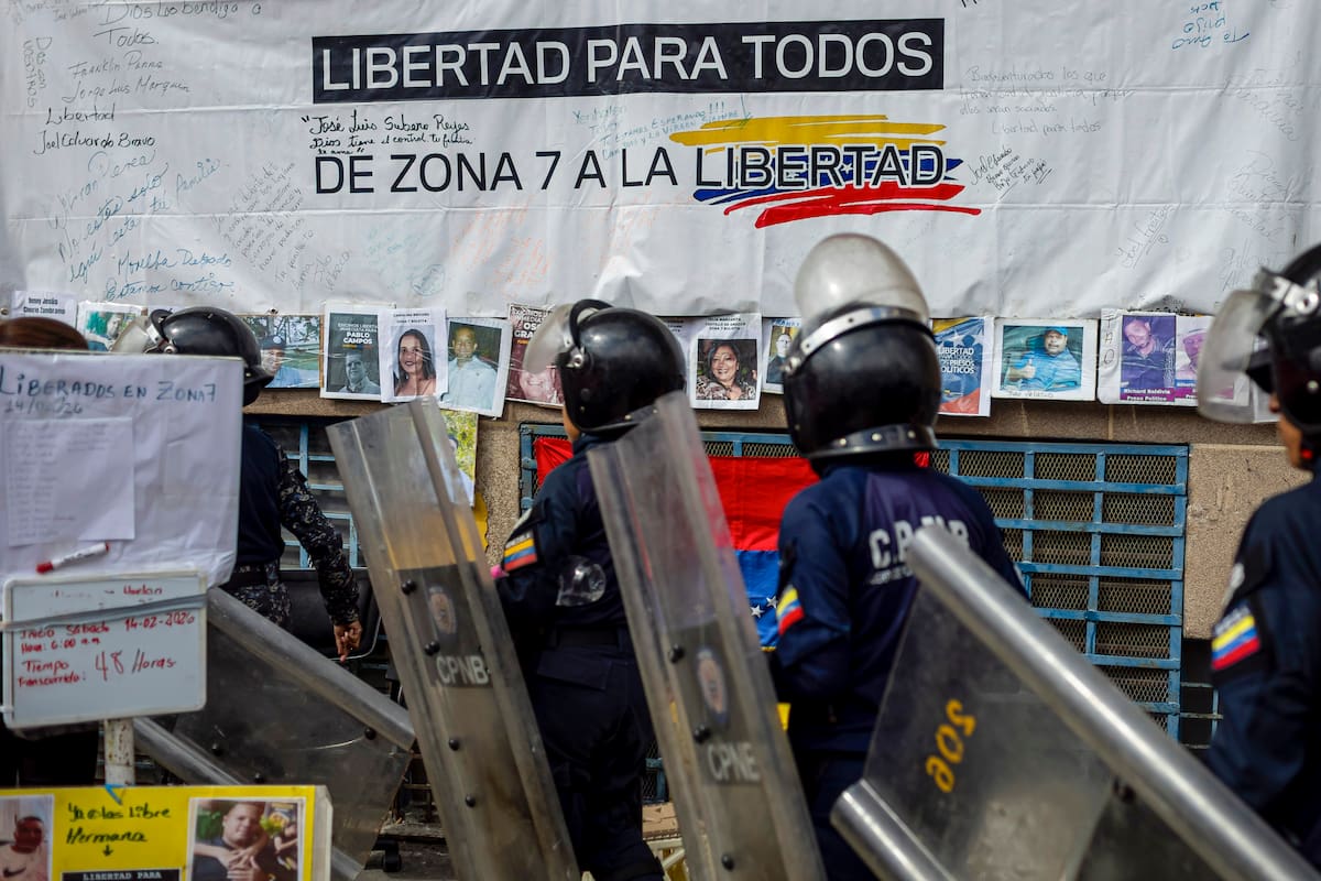 Integrantes de la Policía Nacional Bolivariana (PNB) custodian frente al comando conocido como Zona 7 durante una huelga de hambre realizada por familiares de presos políticos este lunes, en Caracas (Venezuela). EFE/ Miguel Gutiérrez