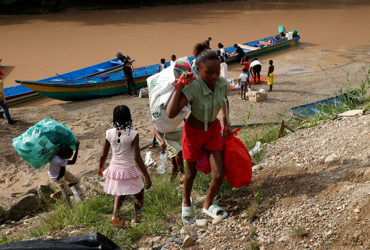 Jóvenes descargan ayudas humanitarias por el terremoto de magnitud 7,4 del pasado lunes, en el río San Juan en La Encharca (Colombia). Seis días después del terremoto, La Encharca, una remota comunidad ubicada a orillas del río Suruco, en el municipio chocoano de Medio San Juan, muestra otra cara de la emergencia en Colombia: la de quienes viven lejos de los centros urbanos y afrontan las consecuencias del sismo sin servicios básicos y bajo la presión de grupos armados ilegales. EFE/ Mauricio Dueñas Castañeda