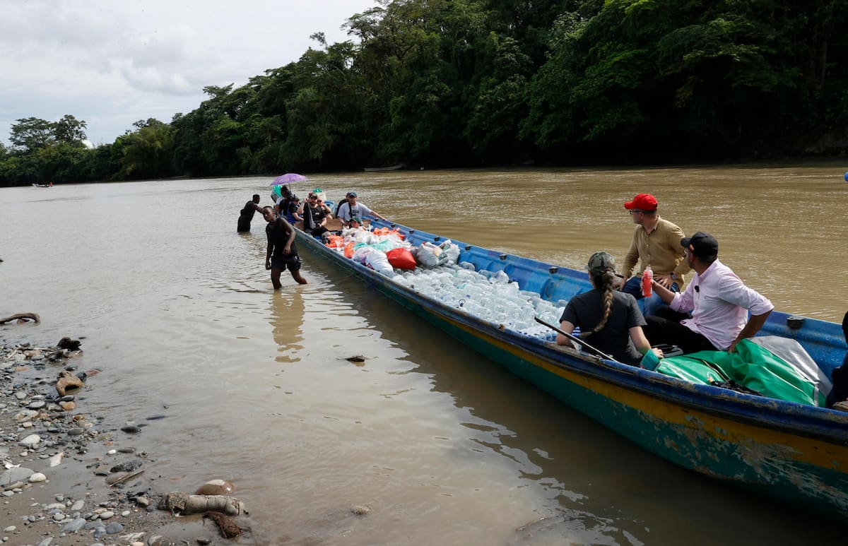 Personas navegan en una embarcación este viernes con ayudas humanitarias por el terremoto de magnitud 7,4 del pasado lunes, en La Encharca. Seis días después del terremoto, La Encharca, una remota comunidad ubicada a orillas del río Suruco, en el municipio chocoano de Medio San Juan, muestra otra cara de la emergencia en Colombia: la de quienes viven lejos de los centros urbanos y afrontan las consecuencias del sismo sin servicios básicos y bajo la presión de grupos armados ilegales. EFE/ Mauricio Dueñas Castañeda