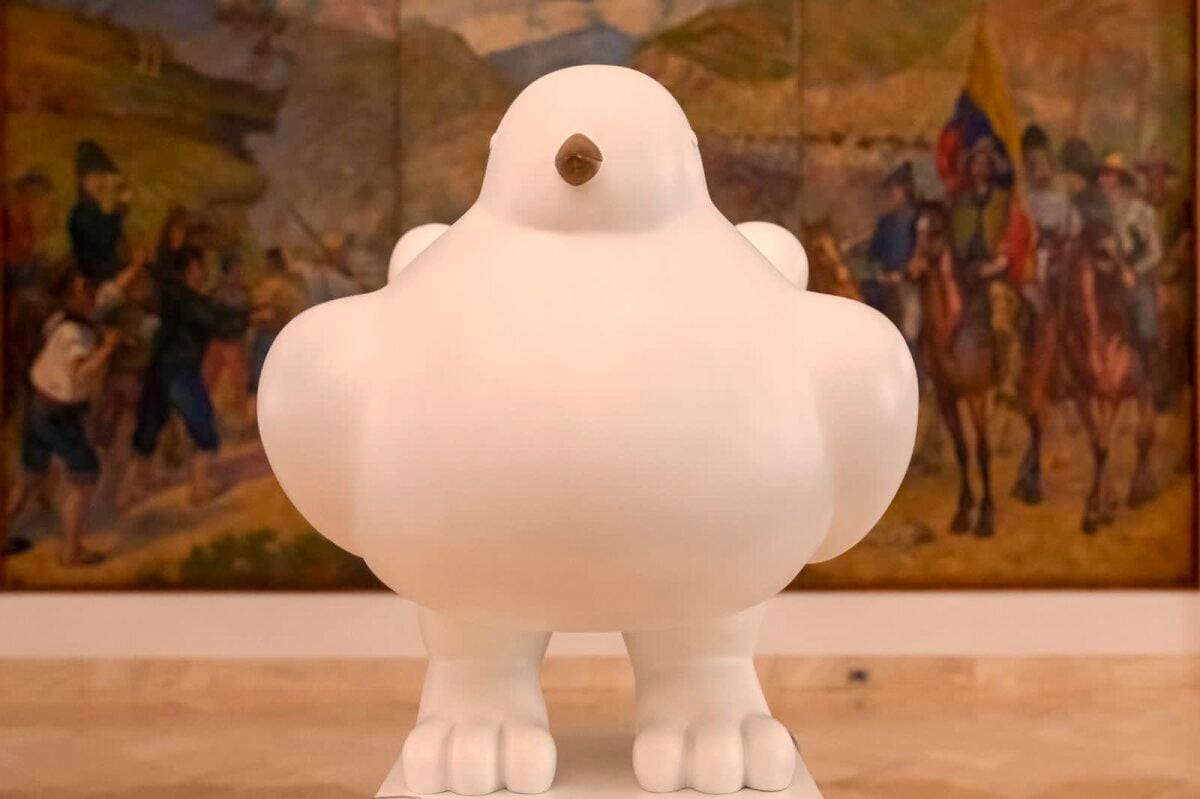 La obra fue concebida por Botero como un símbolo de esperanza frente al fin del conflicto armado.