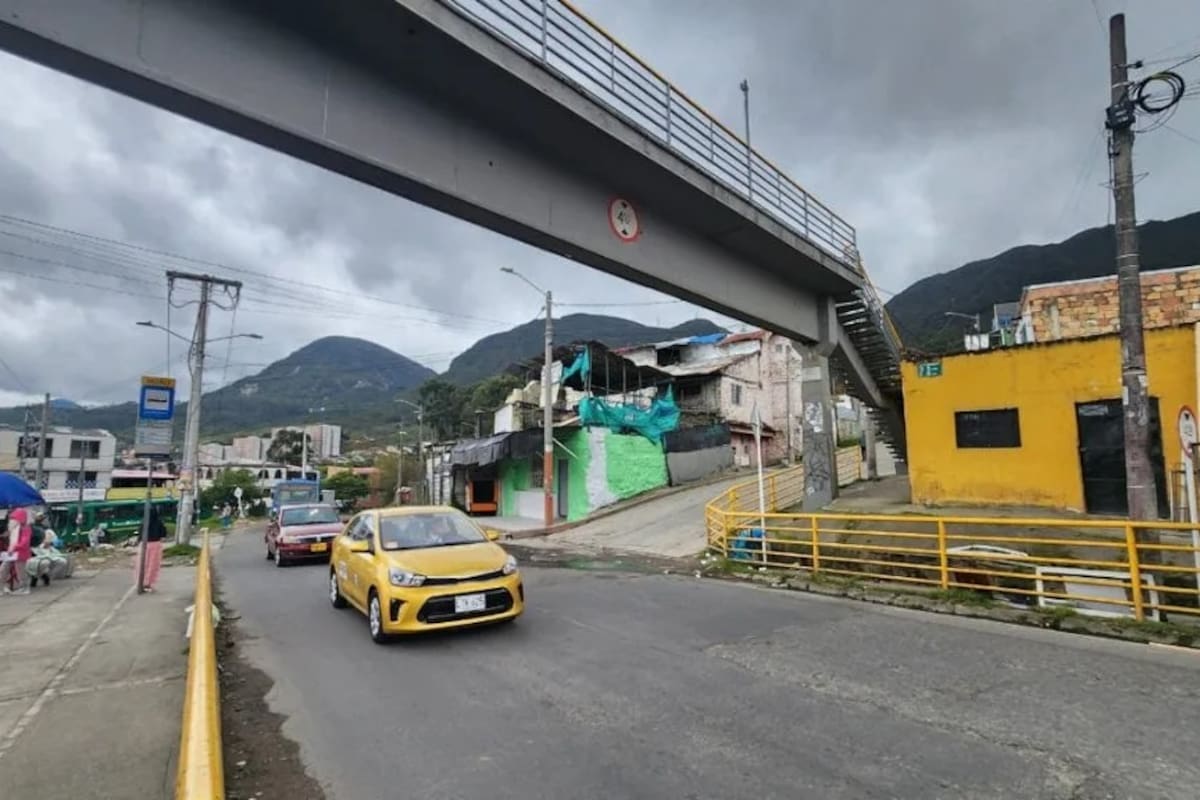 La Policía acordonó el punto donde fue atacado el conductor mientras avanza la investigación en Los Libertadores. Foto: Q Hubo Bogotá.