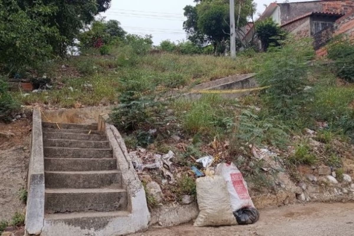 La Policía acordonó la zona donde fue hallado el cuerpo, en un sector marcado por el microtráfico y repetidos asesinatos de habitantes de calle. Foto: La Opinión.