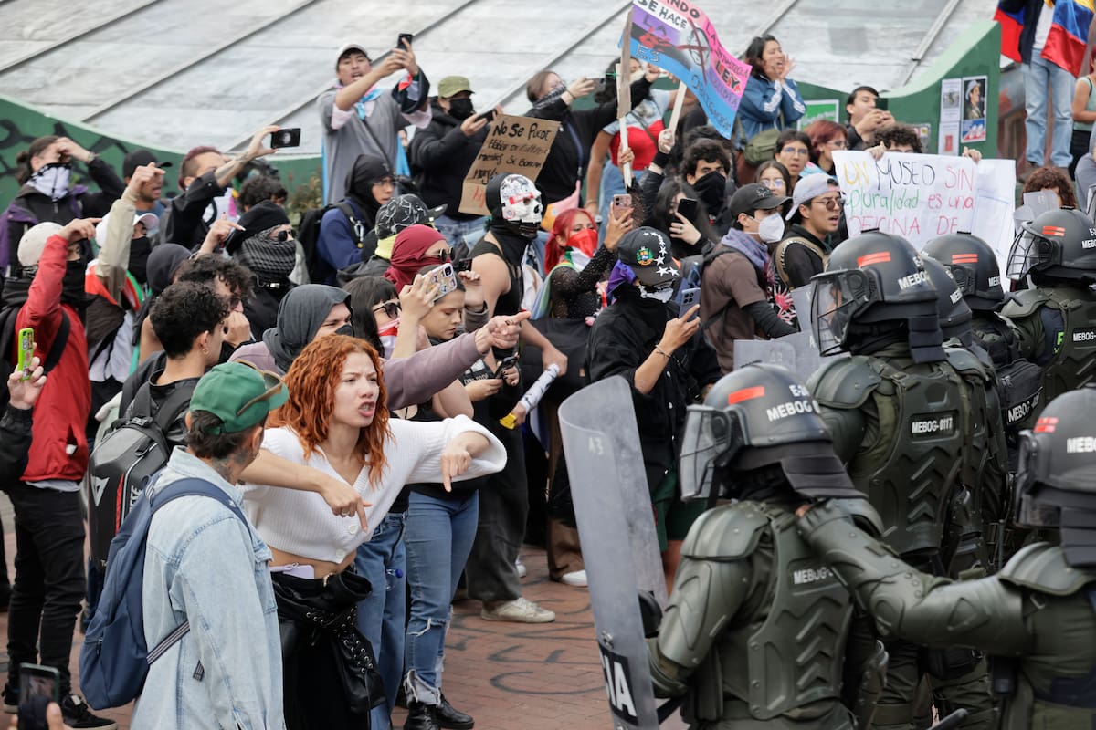 Personas se manifiestan ante la retirada de al menos 30 afiches, fotografías y objetos relacionados con los movimientos feministas y LGBTI, las víctimas de la violencia política y el acuerdo de paz firmado en 2016 con las FARC del Museo Nacional, este domingo en Bogotá (Colombia). EFE/ Carlos Ortega