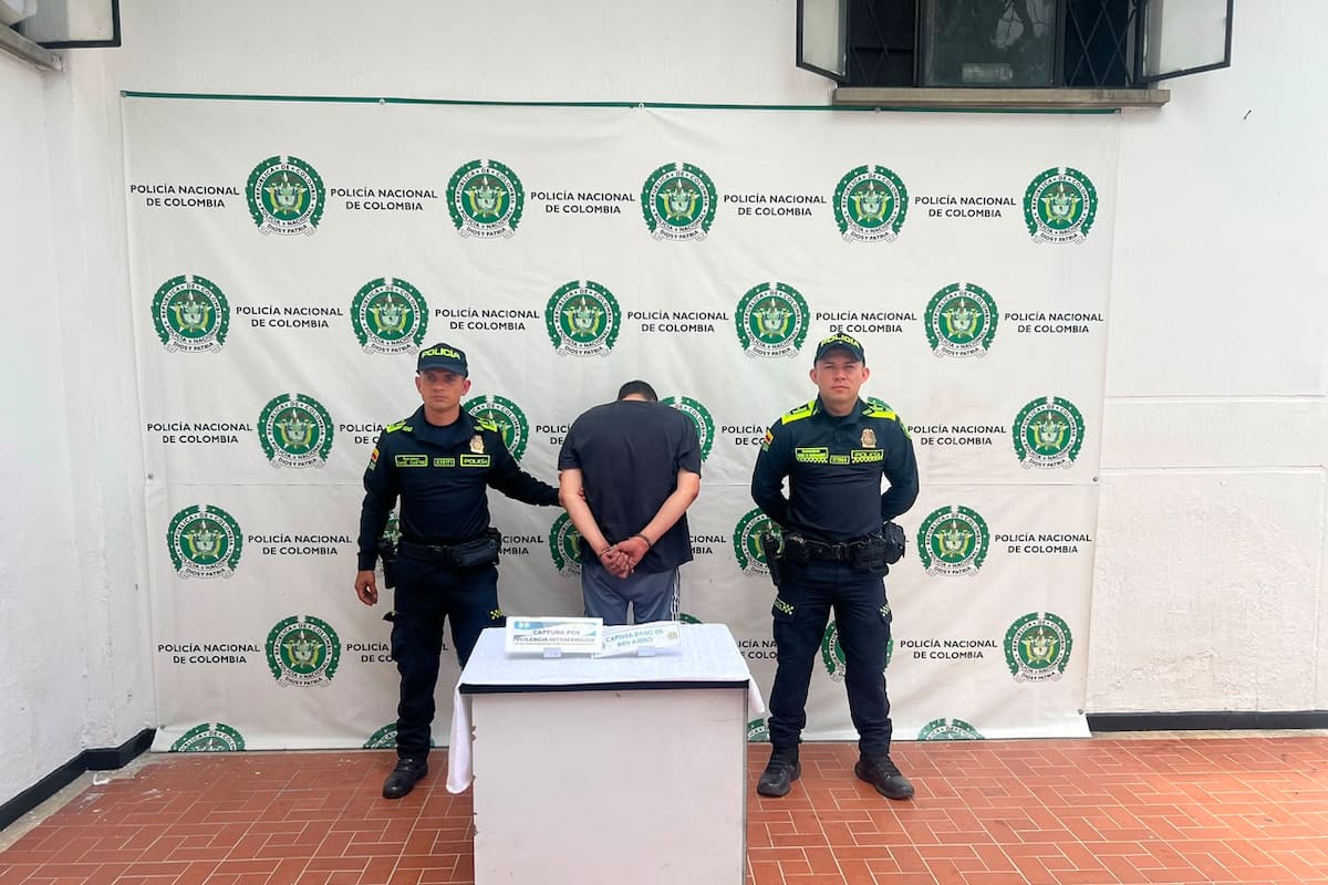 La Policía capturó a un hombre de 39 años señalado de agredir a un menor de edad, amenazar a dos mujeres y causar daños en un establecimiento comercial de Floridablanca.