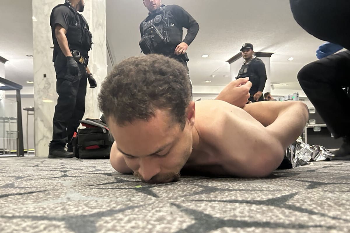 Fotografía difundida en la cuenta oficial @realDonaldTrump de la red social Truth del presidente de los Estados Unidos, Donald Trump, donde se muestra al supuesto tirador arrestado por agentes del Servicio Secreto este sábado, luego de que se reportaran aparentes disparos durante la cena anual de la Asociación de Corresponsales de la Casa Blanca (WHCA) en Washington (Estados Unidos). EFE/ @realDonaldTrump