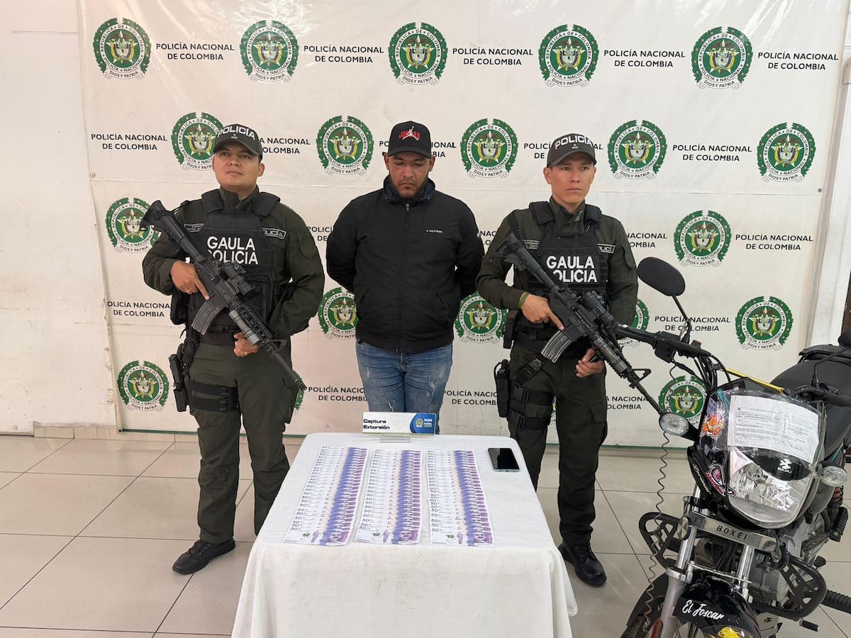 La Policía incautó el dinero producto de la extorsión, una motocicleta y un teléfono celular.
