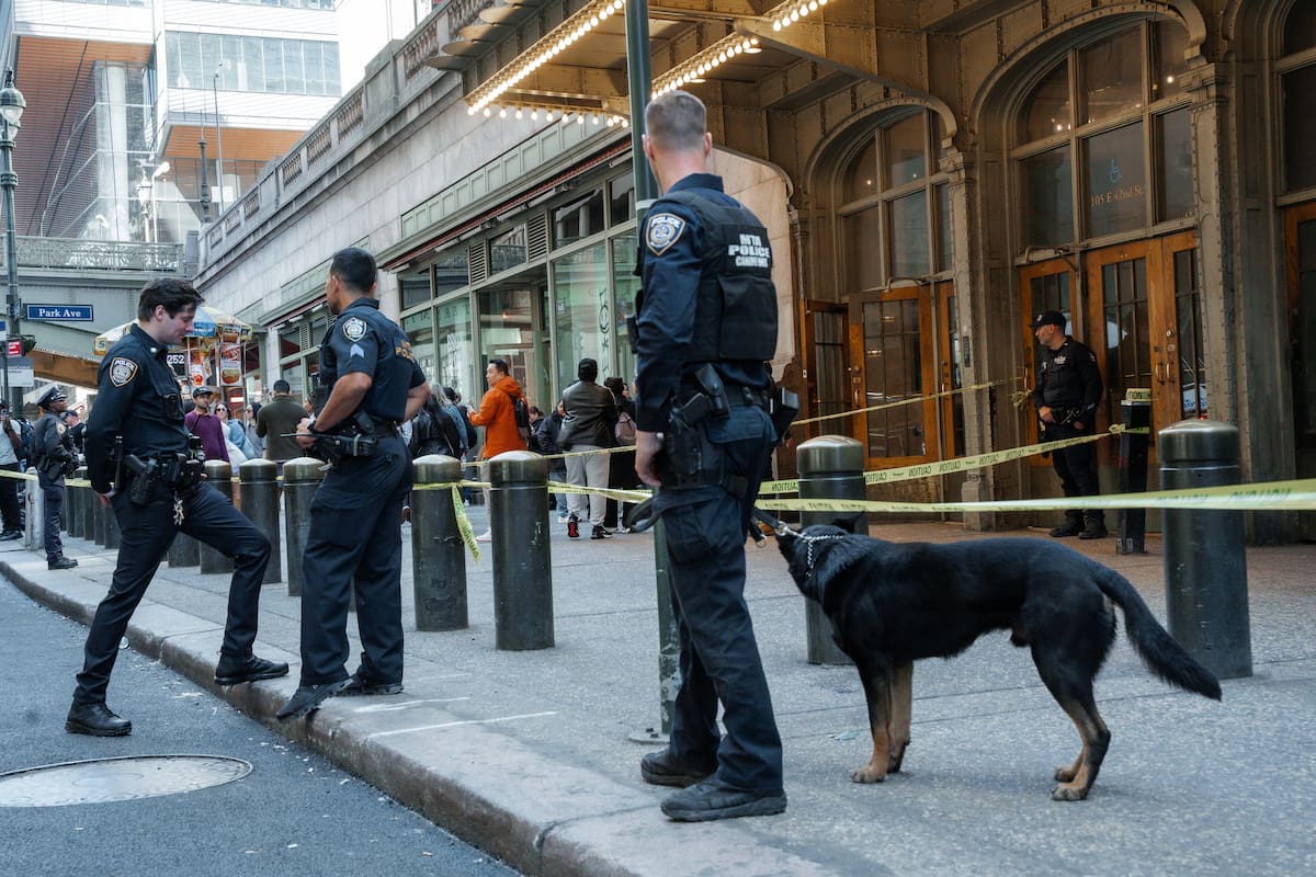 Presencia policial tras un tiroteo perpetrado por agentes del Departamento de Policía de Nueva York (NYPD) en la estación Grand Central contra un hombre que atacó con machete a varias personas. EFE/Olga Fedorova