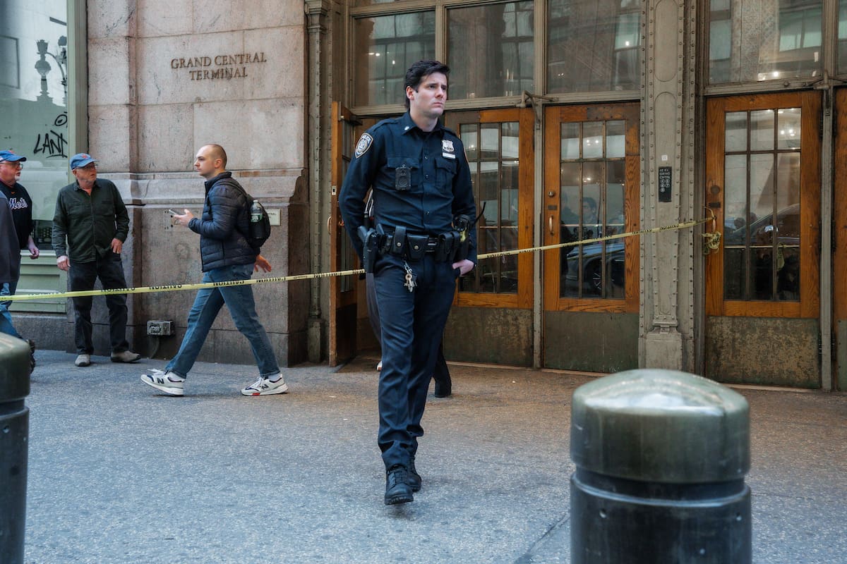 Presencia policial tras un tiroteo perpetrado por agentes del Departamento de Policía de Nueva York (NYPD) en la estación Grand Central contra un hombre que atacó con machete a varias personas. EFE/Olga Fedorova