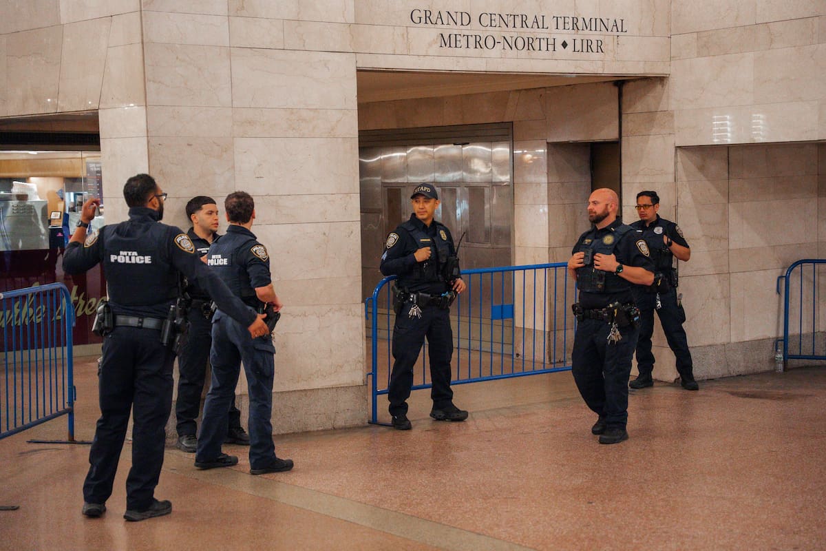 Presencia policial tras un tiroteo perpetrado por agentes del Departamento de Policía de Nueva York (NYPD) en la estación Grand Central contra un hombre que atacó con machete a varias personas. EFE/Olga Fedorova