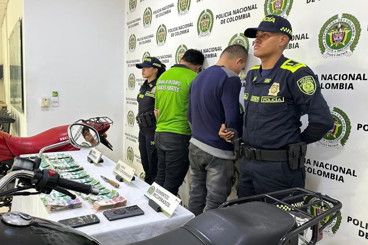 La Policía recuperó el dinero, dos celulares y una motocicleta tras el operativo.
