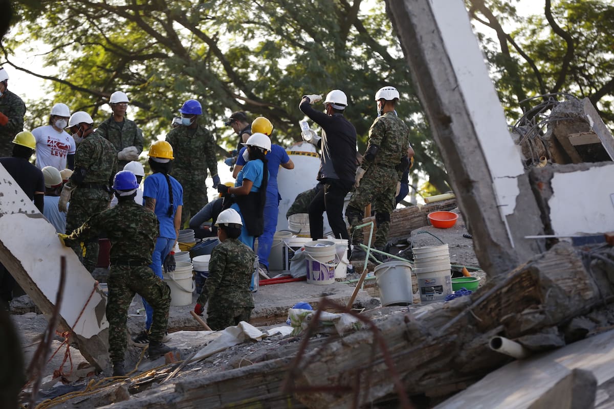 ACOMPAÑA CRÓNICA: COLOMBIA TERREMOTO AME7976. CALI (COLOMBIA), 11/08/2026.-Integrantes de organismos de socorro buscan personas desaparecidas en los escombros del edificio Torres del Limonar tras el terremoto de magnitud 7,4 que sacudió la víspera la mayor parte de Colombia, este martes en Cali (Colombia). Las primeras luces del día mostraron con mayor claridad las heridas que dejó el terremoto de magnitud 7,4 que causó al menos 169 muertes, 85 de ellas en esta ciudad colombiana. EFE/ Ernesto Guzmán