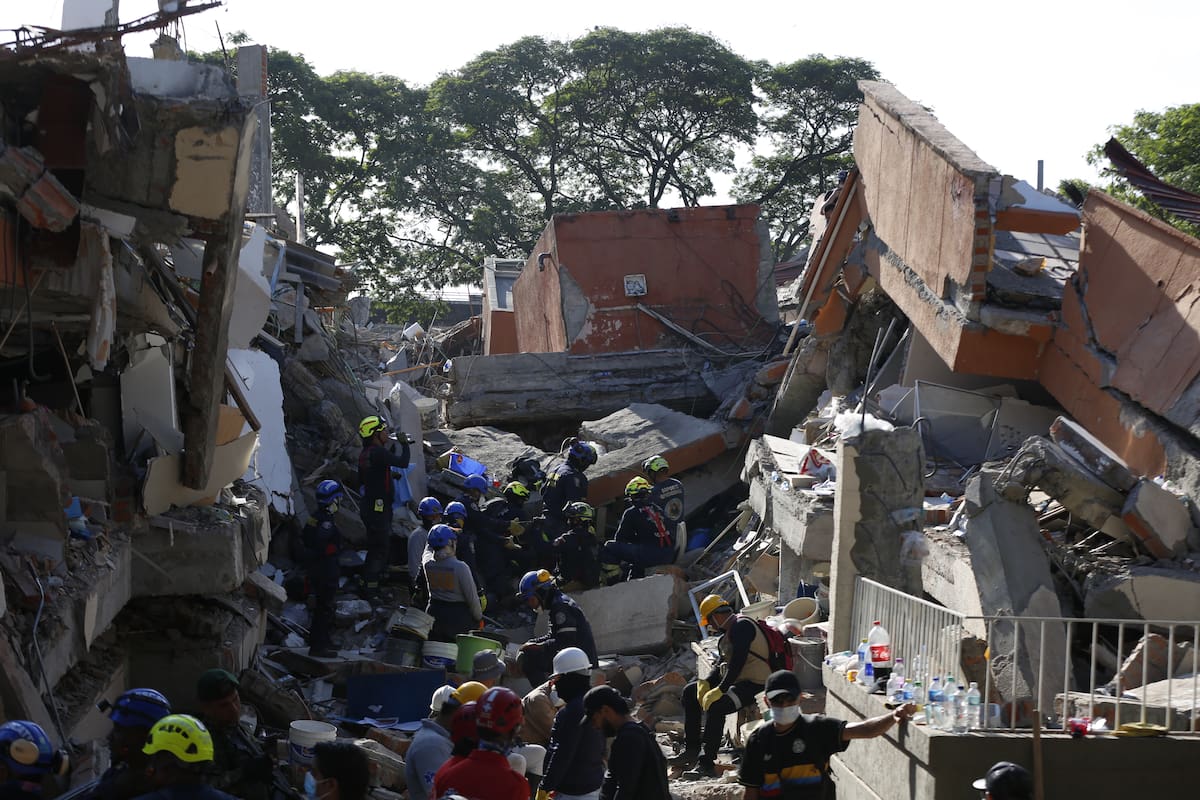ACOMPAÑA CRÓNICA: COLOMBIA TERREMOTO AME7976. CALI (COLOMBIA), 11/08/2026.-Integrantes de organismos de socorro buscan personas desaparecidas en los escombros del edificio Torres del Limonar tras el terremoto de magnitud 7,4 que sacudió la víspera la mayor parte de Colombia, este martes en Cali (Colombia). Las primeras luces del día mostraron con mayor claridad las heridas que dejó el terremoto de magnitud 7,4 que causó al menos 169 muertes, 85 de ellas en esta ciudad colombiana. EFE/ Ernesto Guzmán