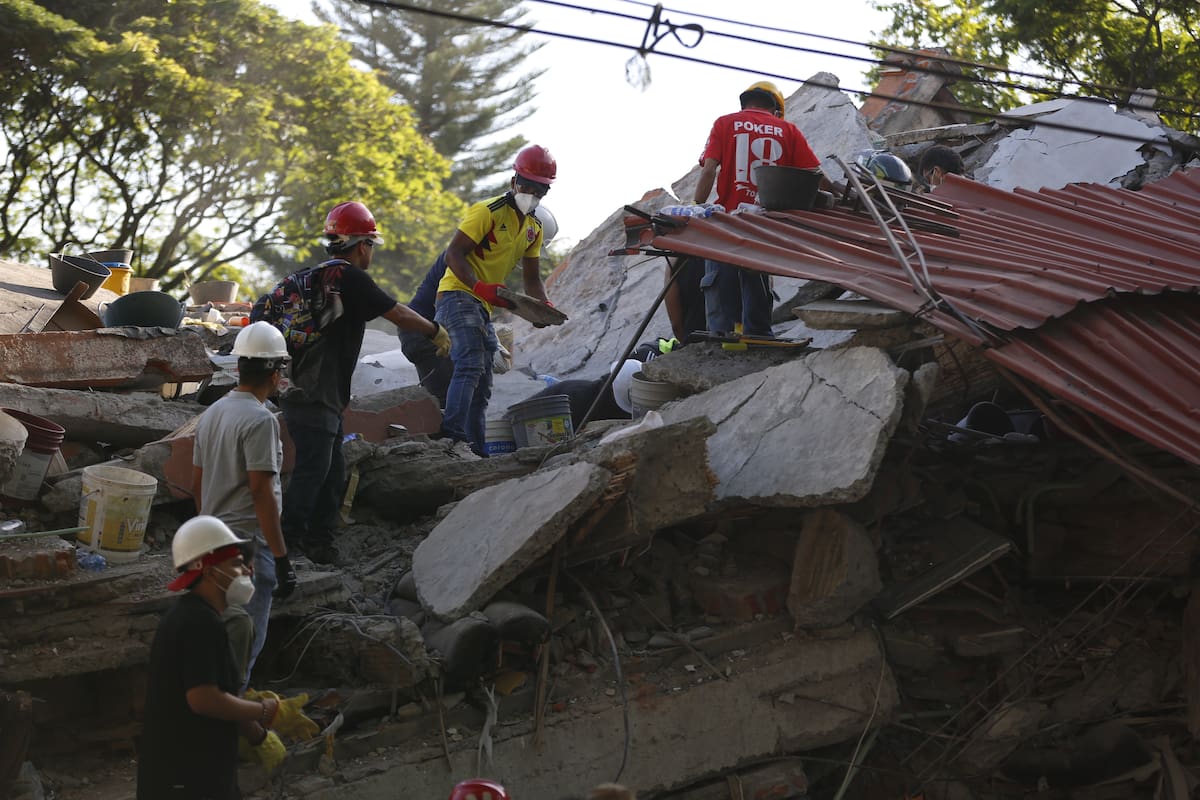 ACOMPAÑA CRÓNICA: COLOMBIA TERREMOTO AME7976. CALI (COLOMBIA), 11/08/2026.- Un grupo de voluntarios remueven escombros del edificio Torres del Limonar tras el terremoto de magnitud 7,4 que sacudió la víspera la mayor parte de Colombia, este martes en Cali (Colombia). Las primeras luces del día mostraron con mayor claridad las heridas que dejó el terremoto de magnitud 7,4 que causó al menos 169 muertes, 85 de ellas en esta ciudad colombiana. EFE/ Ernesto Guzmán