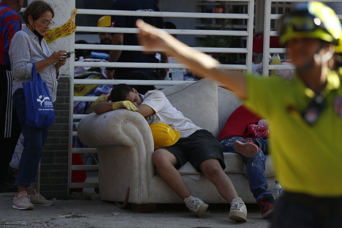 ACOMPAÑA CRÓNICA: COLOMBIA TERREMOTO AME7976. CALI (COLOMBIA), 11/08/2026.- Un voluntario descansa tras el terremoto de magnitud 7,4 que sacudió la víspera la mayor parte de Colombia, este martes en Cali (Colombia). Las primeras luces del día mostraron con mayor claridad las heridas que dejó el terremoto de magnitud 7,4 que causó al menos 169 muertes, 85 de ellas en esta ciudad colombiana. EFE/ Ernesto Guzmán