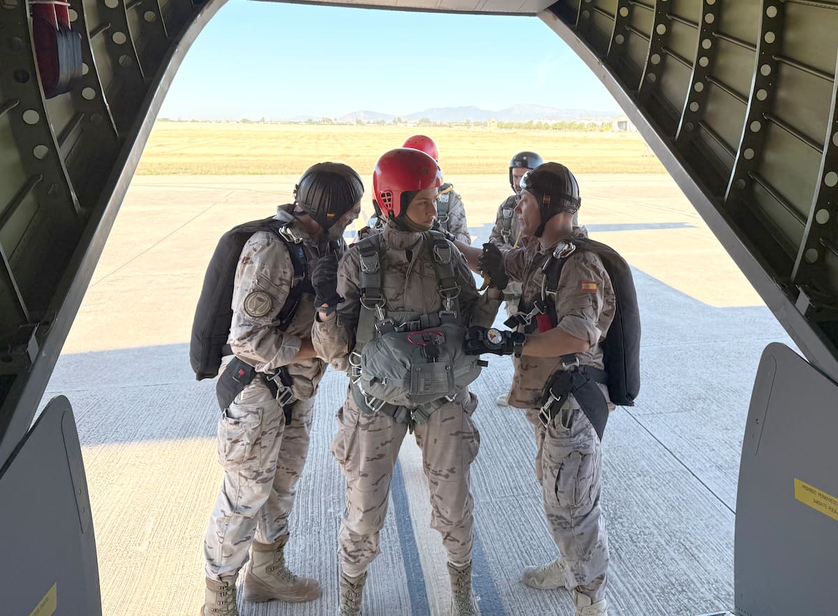 La Princesa Leonor (c) embarca en el avión para los saltos previstos para el curso básico de paracaidismo en la Base Aérea del Alcantarilla en Murcia. EFE/ Casa de S.M. El Rey SOLO USO EDITORIAL/SOLO DISPONIBLE PARA ILUSTRAR LA NOTICIA QUE ACOMPAÑA (CRÉDITO OBLIGATORIO)
