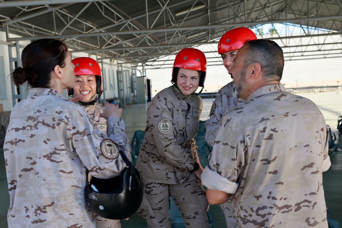 La Princesa Leonor (c) conversa con instructores de la Escuela Militar de Paracaidismo Méndez Parada y alumnos del curso básico de paracaidismo antes de su primer salto en la Base Aérea del Alcantarilla en Murcia. EFE/ Casa de S.M. El Rey SOLO USO EDITORIAL/SOLO DISPONIBLE PARA ILUSTRAR LA NOTICIA QUE ACOMPAÑA (CRÉDITO OBLIGATORIO)