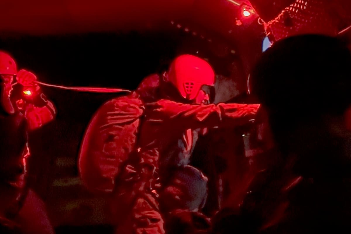 La Princesa Leonor lidera el salto nocturno previsto en el curso básico de paracaidismo en la Base Aérea del Alcantarilla en Murcia.