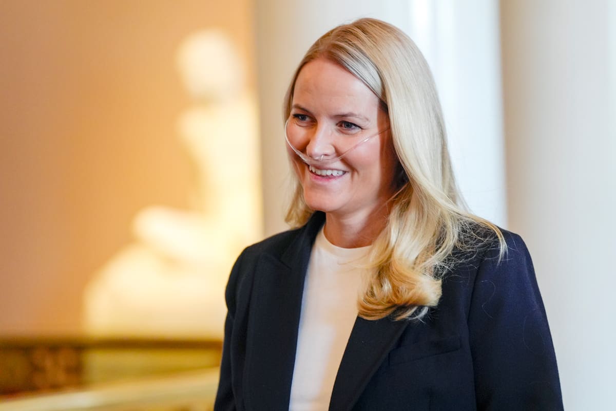 La princesa heredera de Noruega, Mette Marit, con asistencia respiratoria el pasado 10 de abril durante una recepción en Oslo. EFE/EPA/Lise Aserud / POOL NORUEGA FUERA