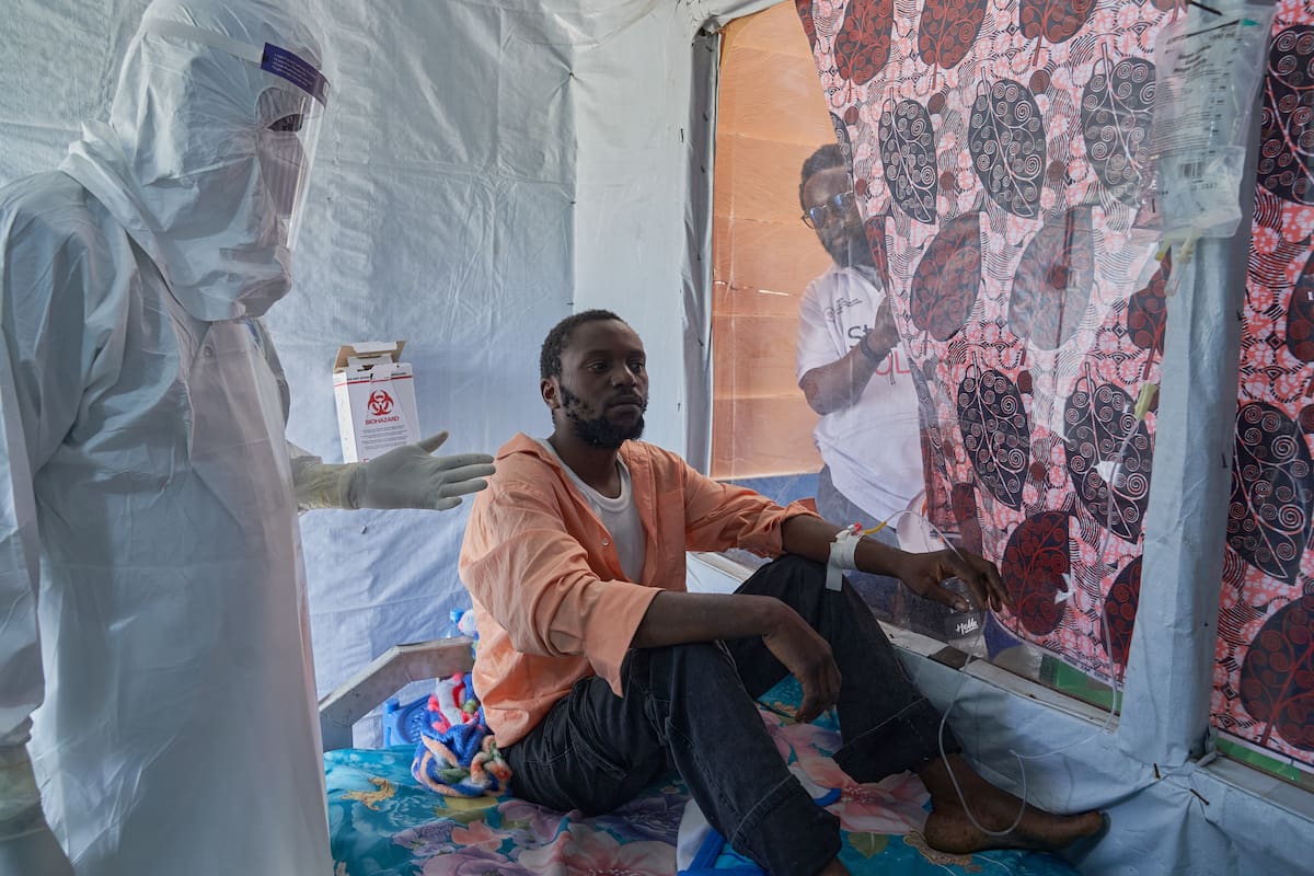 Pacientes son atendidos en un centro de tratamiento del ébola dirigido por la ONG Alianza para la Acción Médica (ALIMA) en Rwampara, Ituri, República Democrática del Congo. //EFE/EPA/DIEUDONNE DIROLE.