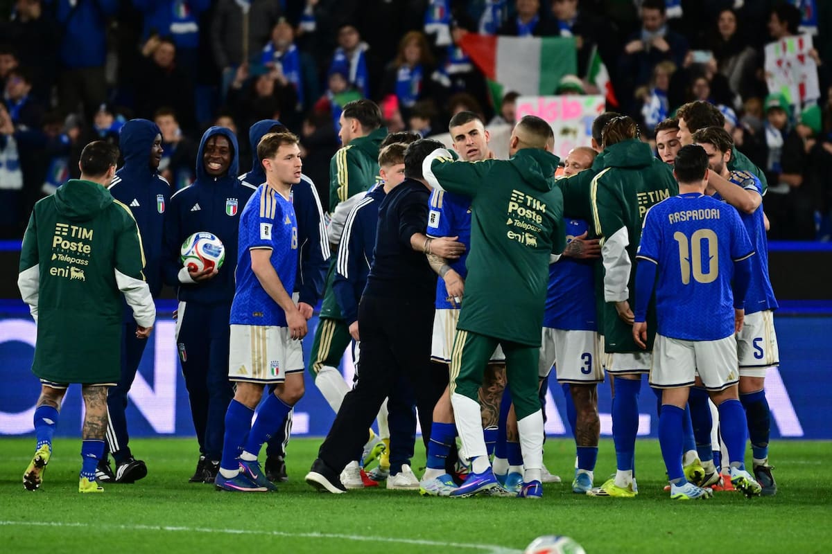 Los jugadores italianos celebran el pase a la final de la repesca mundialista tras derrotar a Irlanda del Norte por 2-0. EFE/EPA/MICHELE MARAVIGLIA