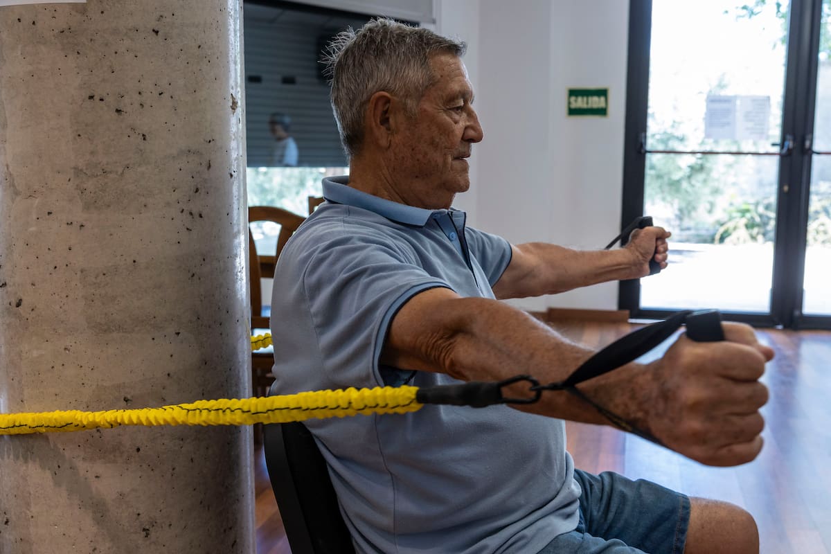 TOLEDO, 21/07/2024.- Lograr que personas con diversas patologías y sedentarias se sumen a la práctica de actividad física es el objetivo de las unidades activas de ejercicio puestas en marcha que dan servicio a más de un centenar de municipios de Castilla-La Mancha, en las que monitores deportivos diseñan programas de entrenamiento específicos para cada paciente, con el objetivo de que mejoren su salud a través del ejercicio. EFE/ Ángeles Visdómine