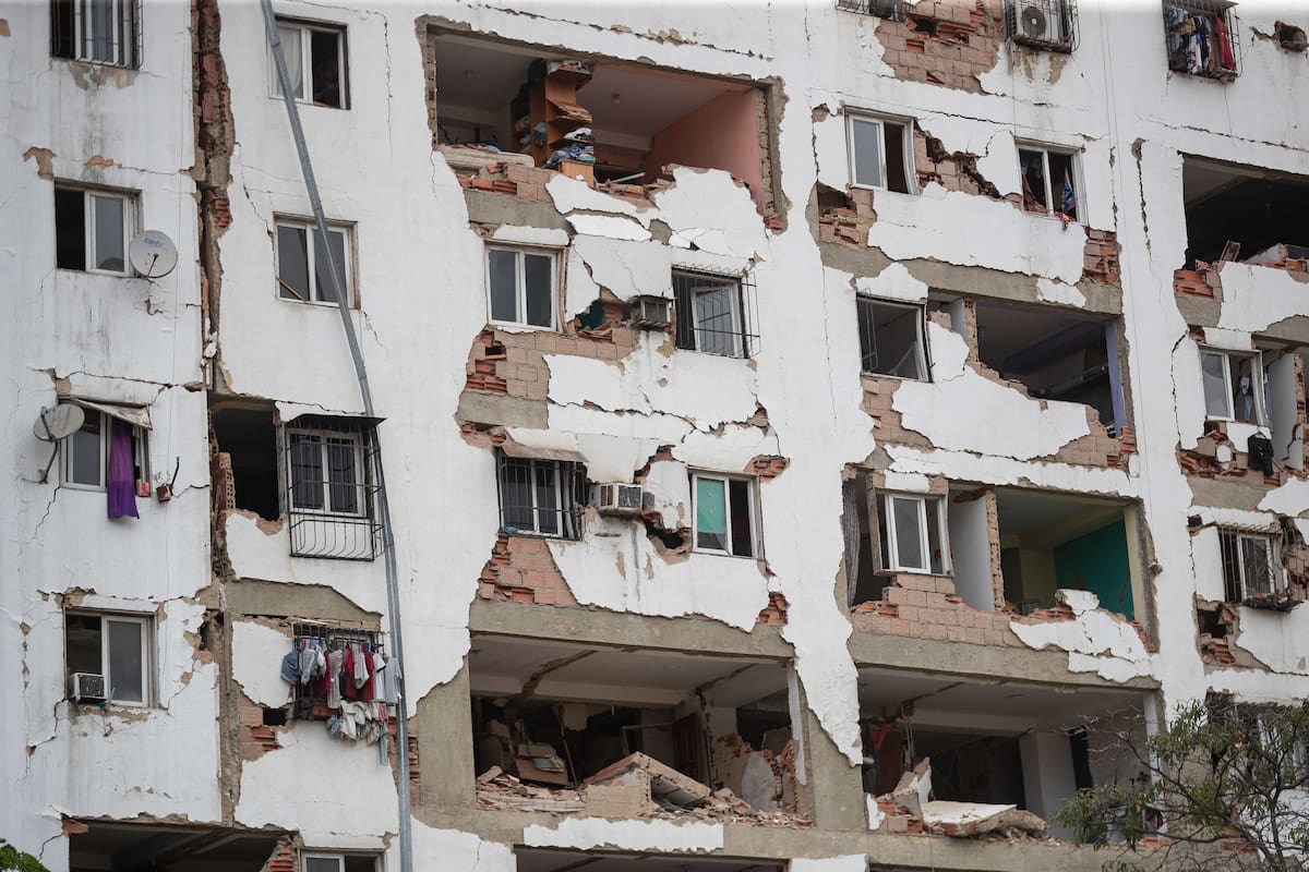 Fotografía que muestra edificios afectados en La Guaira (Venezuela). //EFE - Ronald Peña R.
