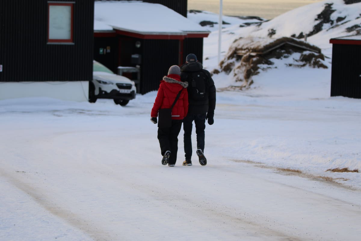 Personas caminan por una calle este miércoles, en Nuuk (Groenlandia). Donald Trump ha convertido a Groenlandia en el primer eslabón del conflicto a tres bandas que EE.UU., Rusia y China están disputando para controlar el Ártico, lo que puede colocar a la región en una crisis de consecuencias imprevisibles. EFE/ Julio César Rivas
