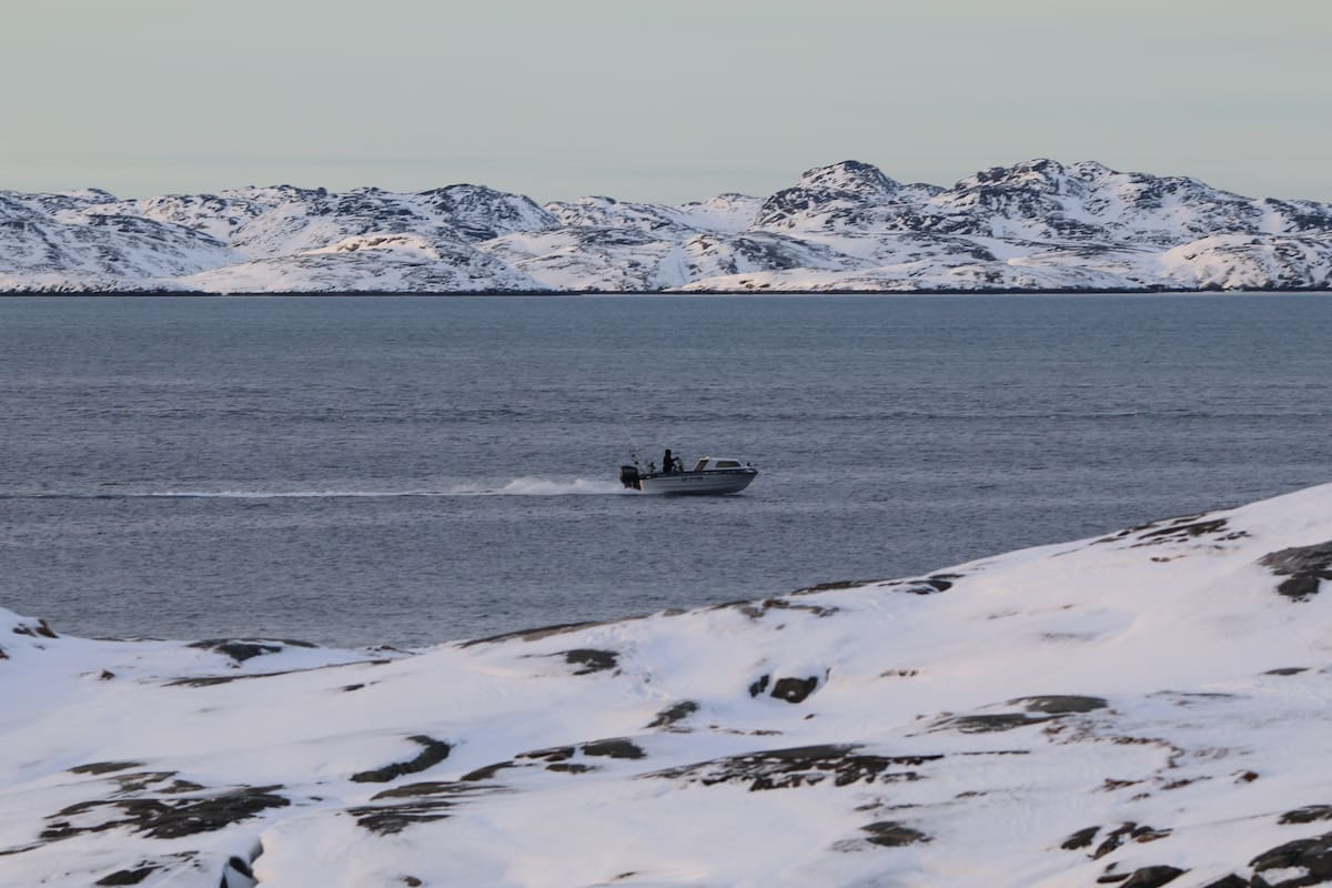 Fotografía que muestra una lancha navegando este miércoles, en Nuuk (Groenlandia). Donald Trump ha convertido a Groenlandia en el primer eslabón del conflicto a tres bandas que EE.UU., Rusia y China están disputando para controlar el Ártico, lo que puede colocar a la región en una crisis de consecuencias imprevisibles. EFE/ Julio César Rivas