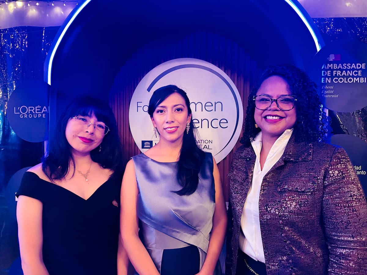 Dennisse Cinthya Ruelas, científica ganadora de Perú y Ana Cecilia Villa Parra, científica ganadora de Ecuador con la bamanguesa Sonia Mangones. Foto suministrada/VANGUARDIA