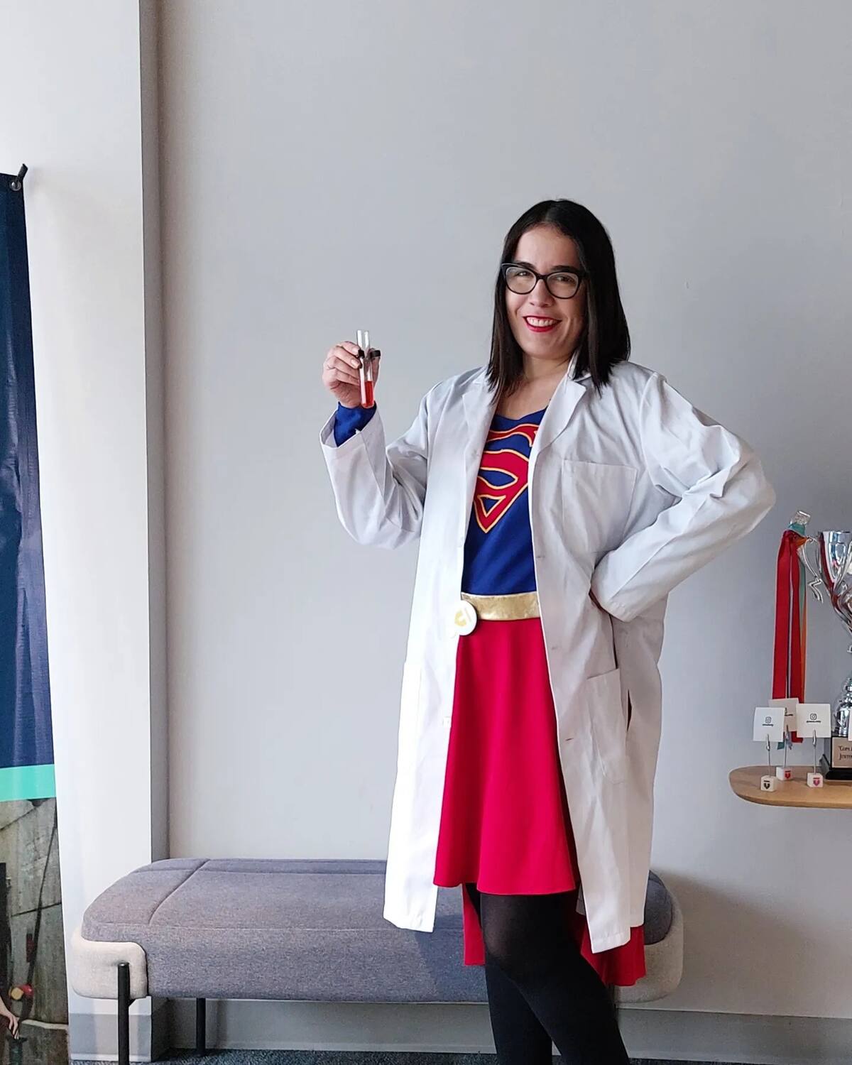 Ana María Pinilla. Premio Mujer Tec. Disfrazada de " Super mentora". Foto suministrada/VANGUARDIA