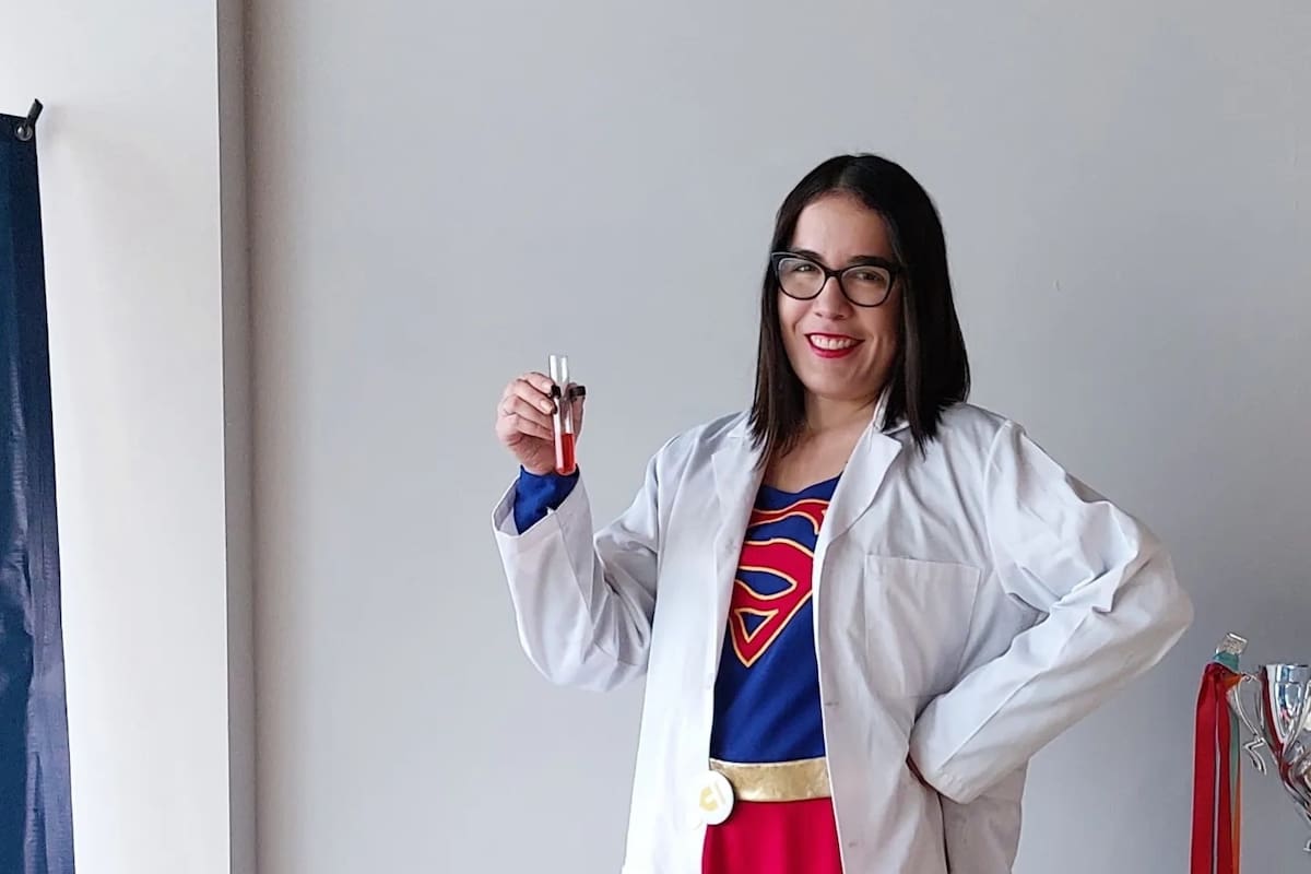 Ana María Pinilla. Premio Mujer Tec. Disfrazada de " Super mentora". Foto suministrada/VANGUARDIA