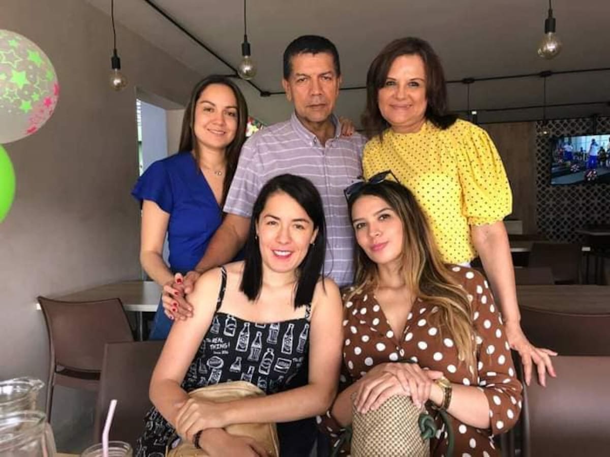 Ana María Pinilla. Premio Mujer Tec. Con su familia. Foto suministrada/VANGUARDIA