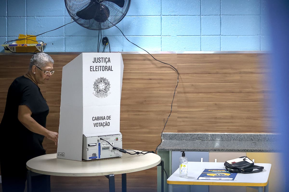 Una persona vota durante las elecciones presidenciales, legislativas y regionales este domingo en Sao Paulo (Brasil). La segunda vuelta de las elecciones presidenciales en Brasil transcurre con normalidad, en una jornada pasada por agua en varias regiones del país en la que los ciudadanos decidirán entre Luiz Inácio Lula da Silva y Flávio Bolsonaro al próximo jefe de Estado. EFE/ Felipe Iratuã