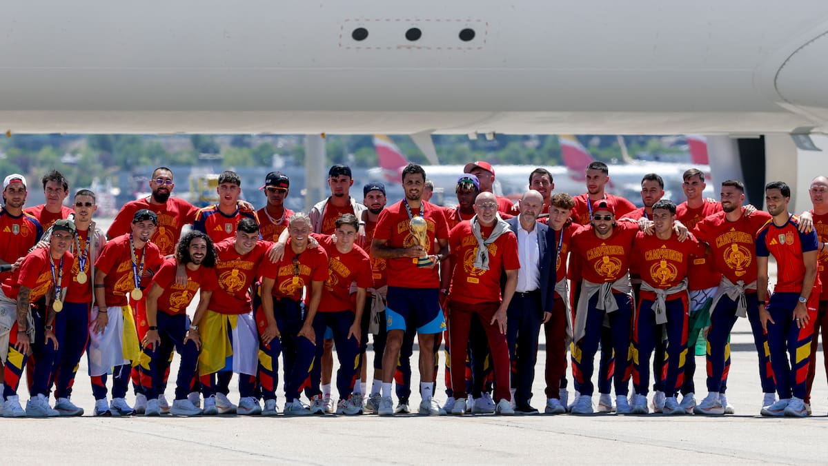 La selección española de fútbol, campeona del Mundial tras vencer en la final a Argentina, aterrizó este lunes a las 14:25 horas en la terminal 4 del aeropuerto de Madrid Barajas-Adolfo Suárez procedente de Nueva York (EE.UU). EFE/J.J.Guillen