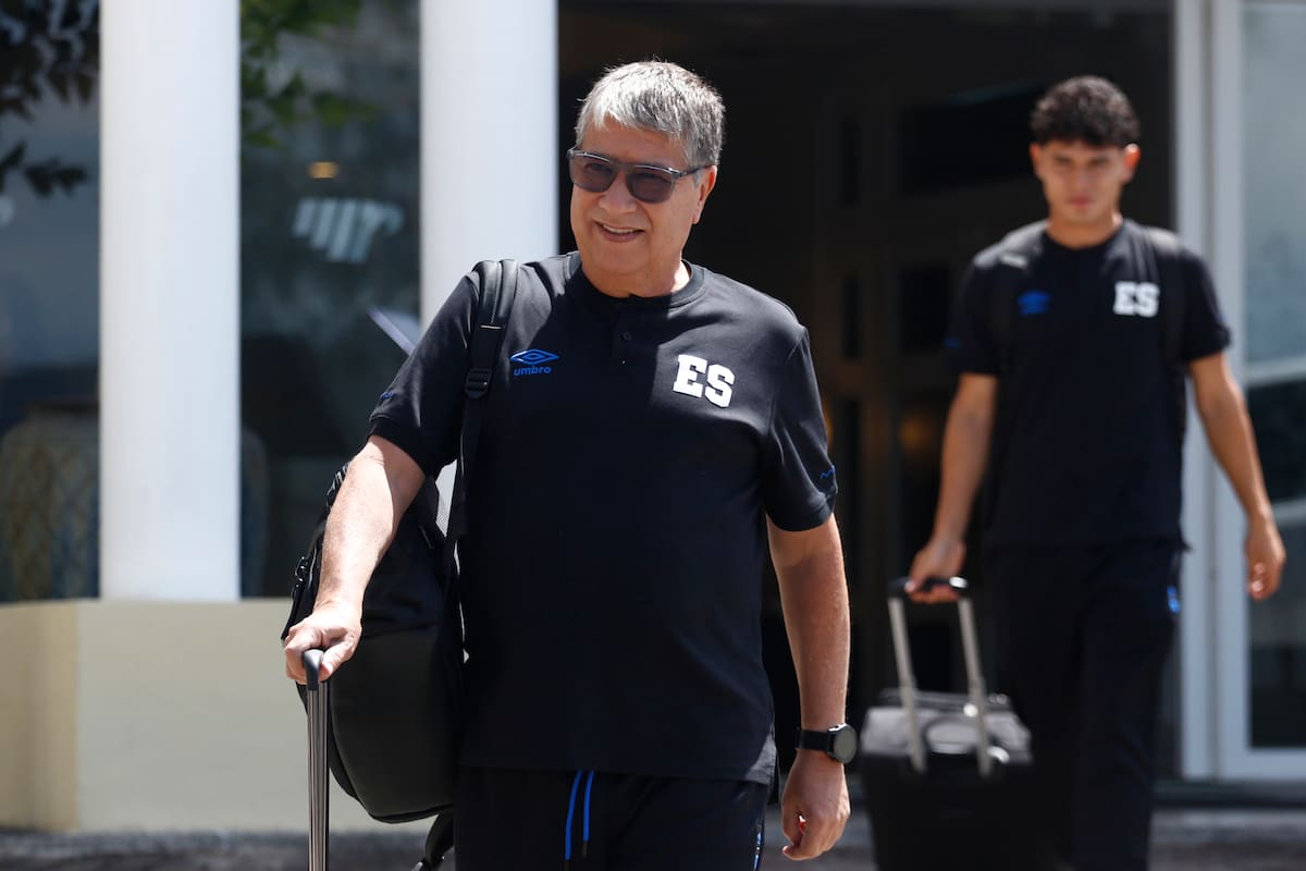 ES4002.SAN SALVADOR (EL SALVADOR) 12/06/2025- El director técnico de la selección de El Salvador, Hernán Darío Gómez, sale de un hotel este jueves, en San Salvador (El Salvador). La selección de El Salvador partió rumbo a Estados Unidos para disputar la Copa Oro 2025 con el objetivo de "trascender" y "llegar lo más alto" posible de la mano del técnico colombiano Hernán 'Bolillo' Gómez. EFE/ Rodrigo Sura