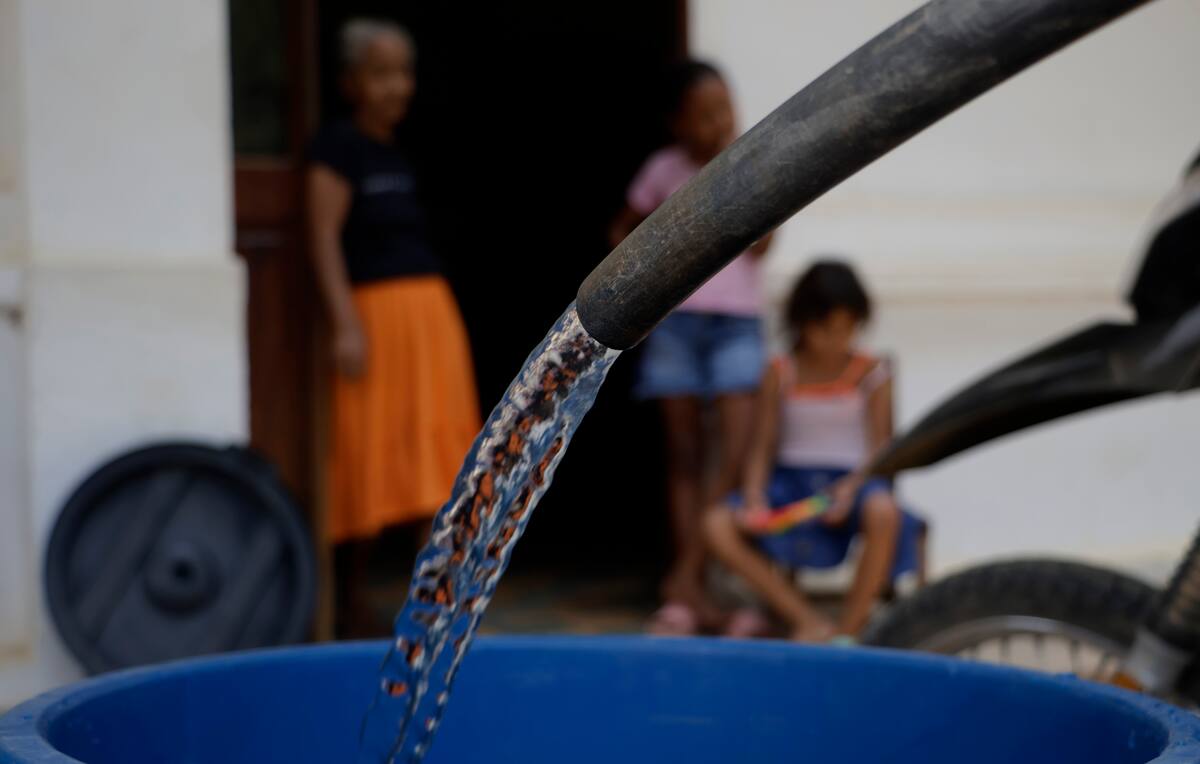 En Guataca, un caserío del departamento colombiano de Bolívar, de calles tórridas y polvorientas, rodeado por una gran riqueza hídrica, no hay agua potable para consumo por una prolongada sequía.