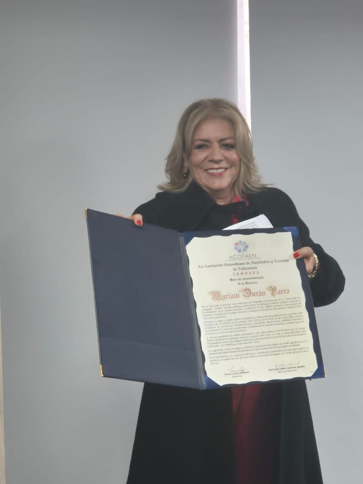 Antes de liderar durante 28 años un programa de enfermería, Myriam soñó con ser cantante en El Socorro. Esa voz que primero usó para cantar terminó convirtiéndose en una herramienta para cuidar, enseñar y abrir caminos para la salud en Santander. Foto: Franz Rey/VANGUARDIA