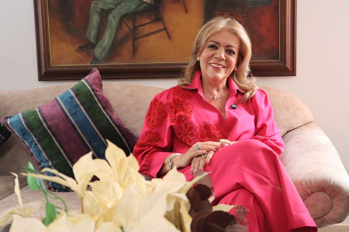 Antes de liderar durante 28 años un programa de enfermería, Myriam soñó con ser cantante en El Socorro. Esa voz que primero usó para cantar terminó convirtiéndose en una herramienta para cuidar, enseñar y abrir caminos para la salud en Santander. Foto: Franz Rey/VANGUARDIA