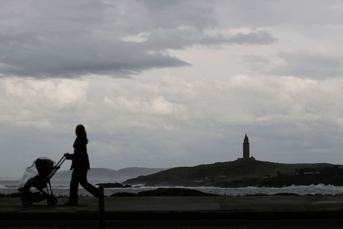 Una mujer empuja un carrito de bebé por el paseo marítimo de A Coruña (noroeste de España), en una imagen de abril pasado. EFE/Cabalar