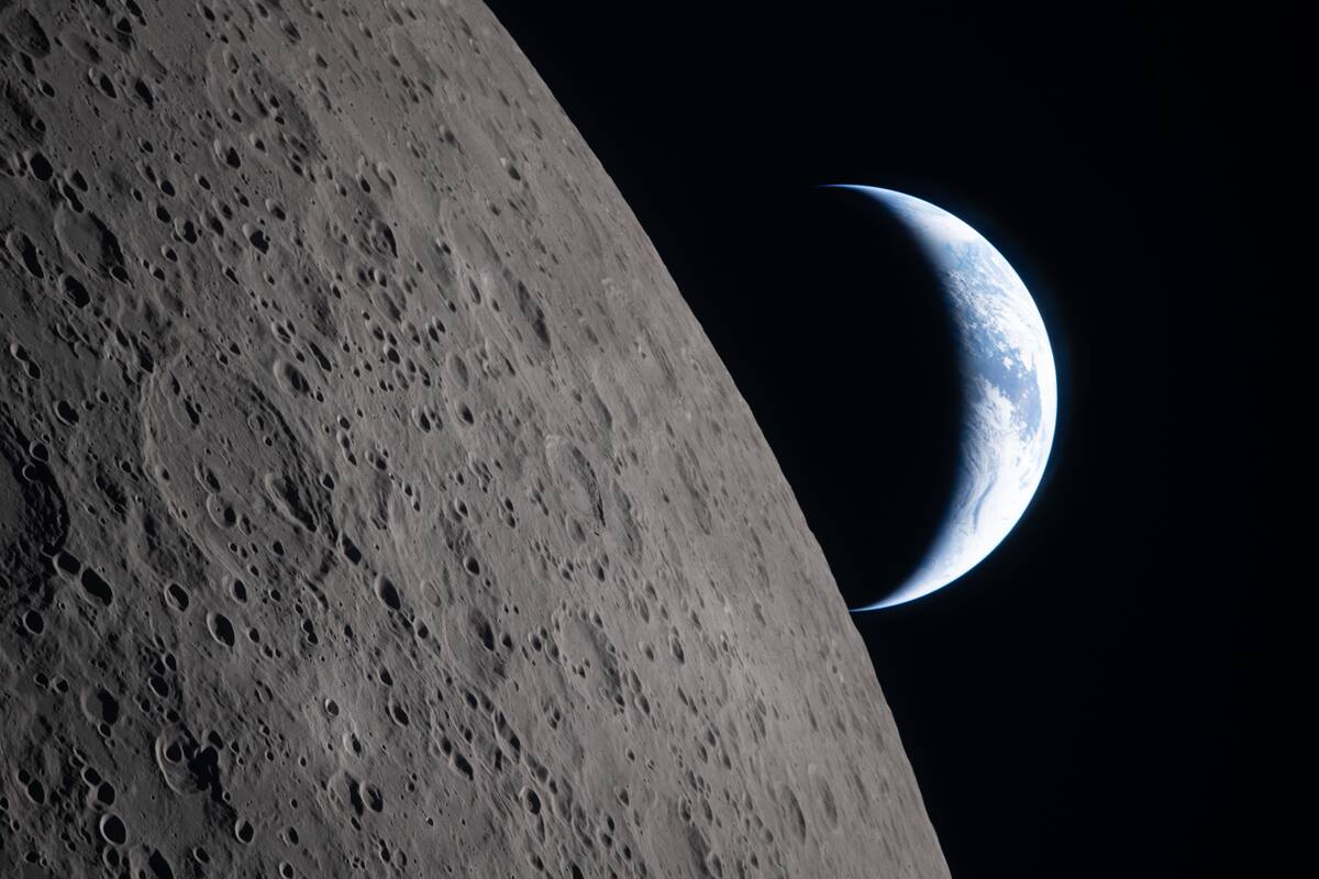 Cuando la tripulación de Artemis II se acercaba a pasar por detrás de la Luna y experimentaba una pérdida de señal programada, capturaron esta imagen de una Tierra en forma de media luna poniéndose en el limbo lunar. // NASA